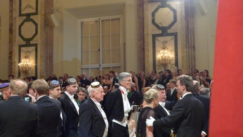 Eröffnung, u.a. mit John Gudenus (mit Brille), Ex-FPÖ-Nationalratsabgeordneter und rechtskräftig wegen NS-Wiederbetätigung verurteilt