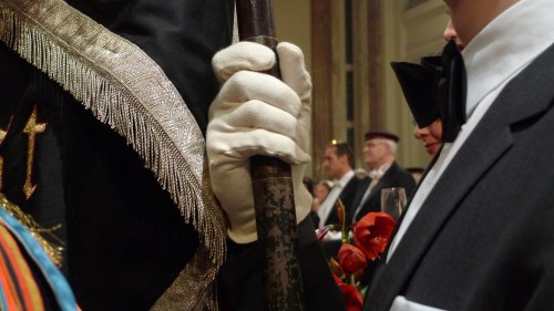 Im Hintergrund: FPÖ-Chef Heinz-Christian Strache und der damalige 3. Nationalratspräsident Martin Graf, ebenfalls FPÖ