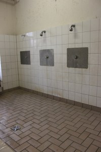 Dusche im Heim Calmbergstraße. Foto: Dossier