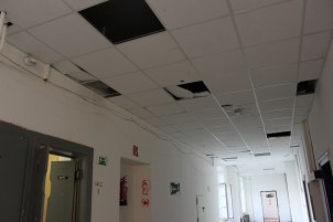 Kaputte Decke im Gang des Heims Calmbergstraße. Foto: Dossier