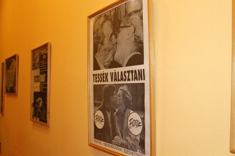 Im Debrecener Fidesz-Büro hängen Plakate aus der Anfangszeit der Partei