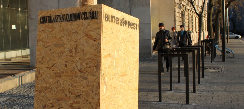Leerer Ständer für Wahlplakate im Zentrum Budapests