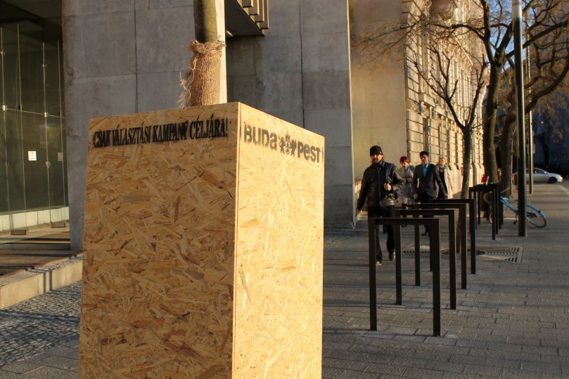 Plakatständer hinter dem ungarischen Parlament
