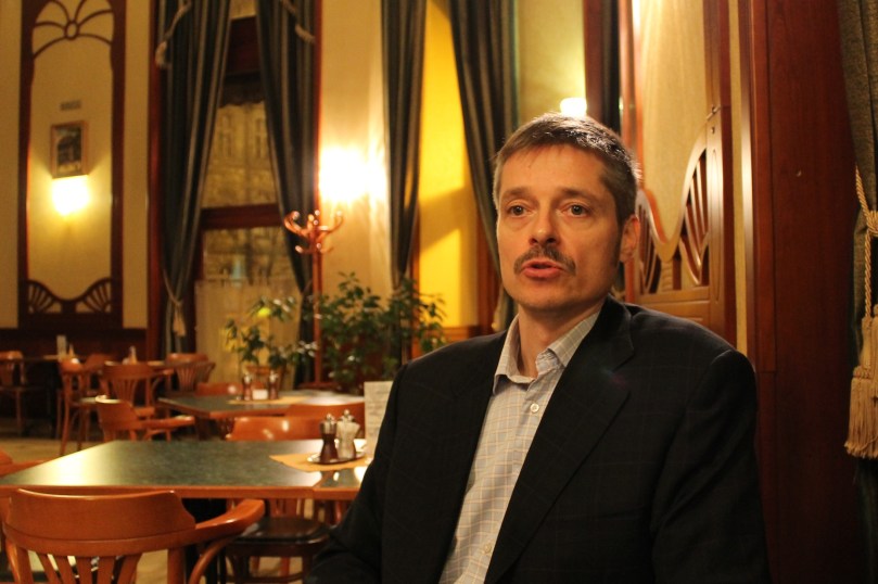 Szabolcs Kerék-Bárczy im Szabadság Kávéház (Café Freiheit), Budapest